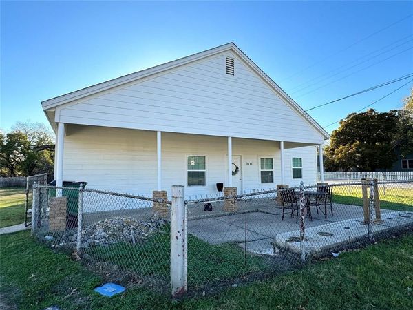 311 W Franklin Street , Alvord, TX 76225