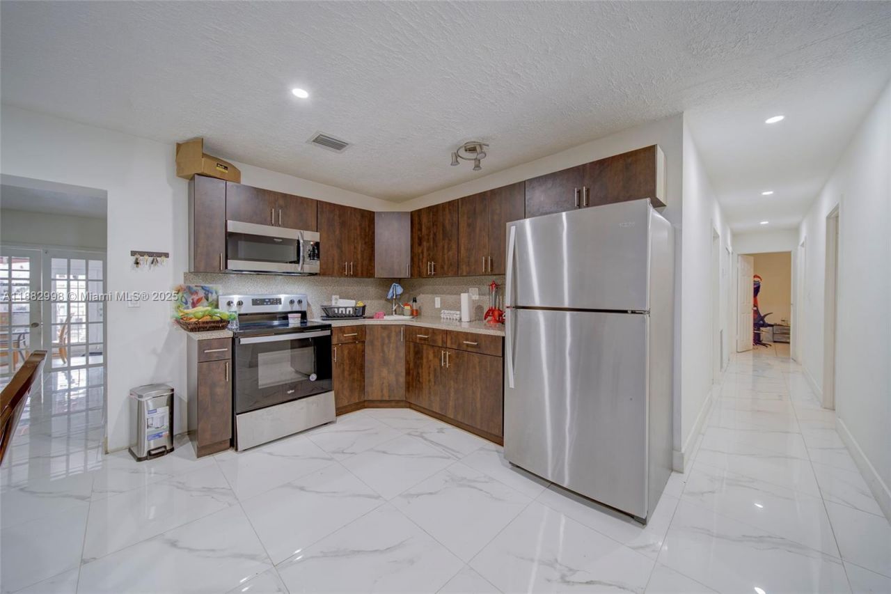 5040 NW 197 St, Miami, FL 33055 Photo