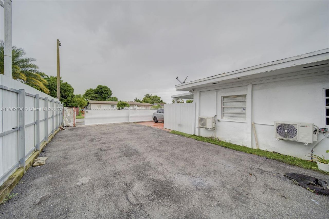 5040 NW 197 St, Miami, FL 33055 Photo