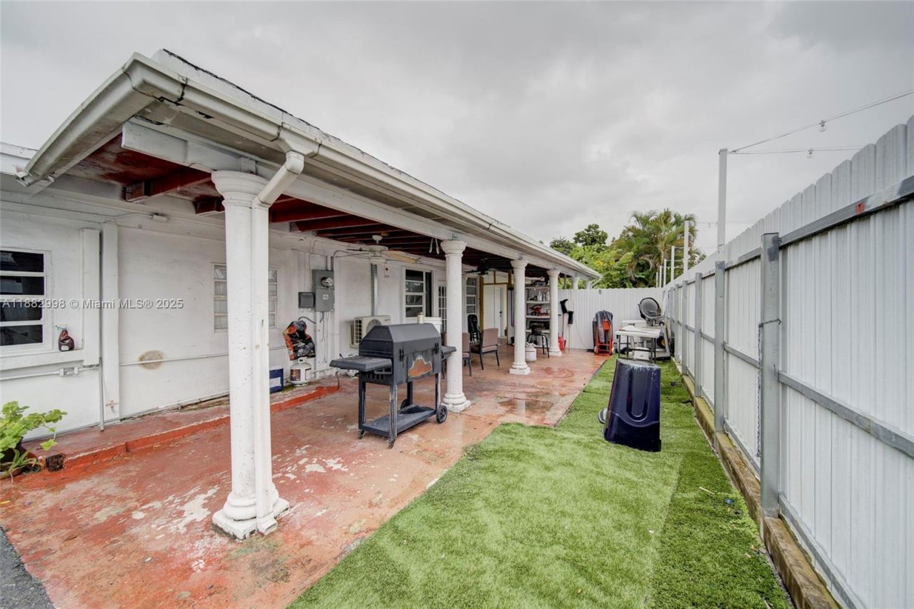 5040 NW 197 St, Miami, FL 33055 Photo