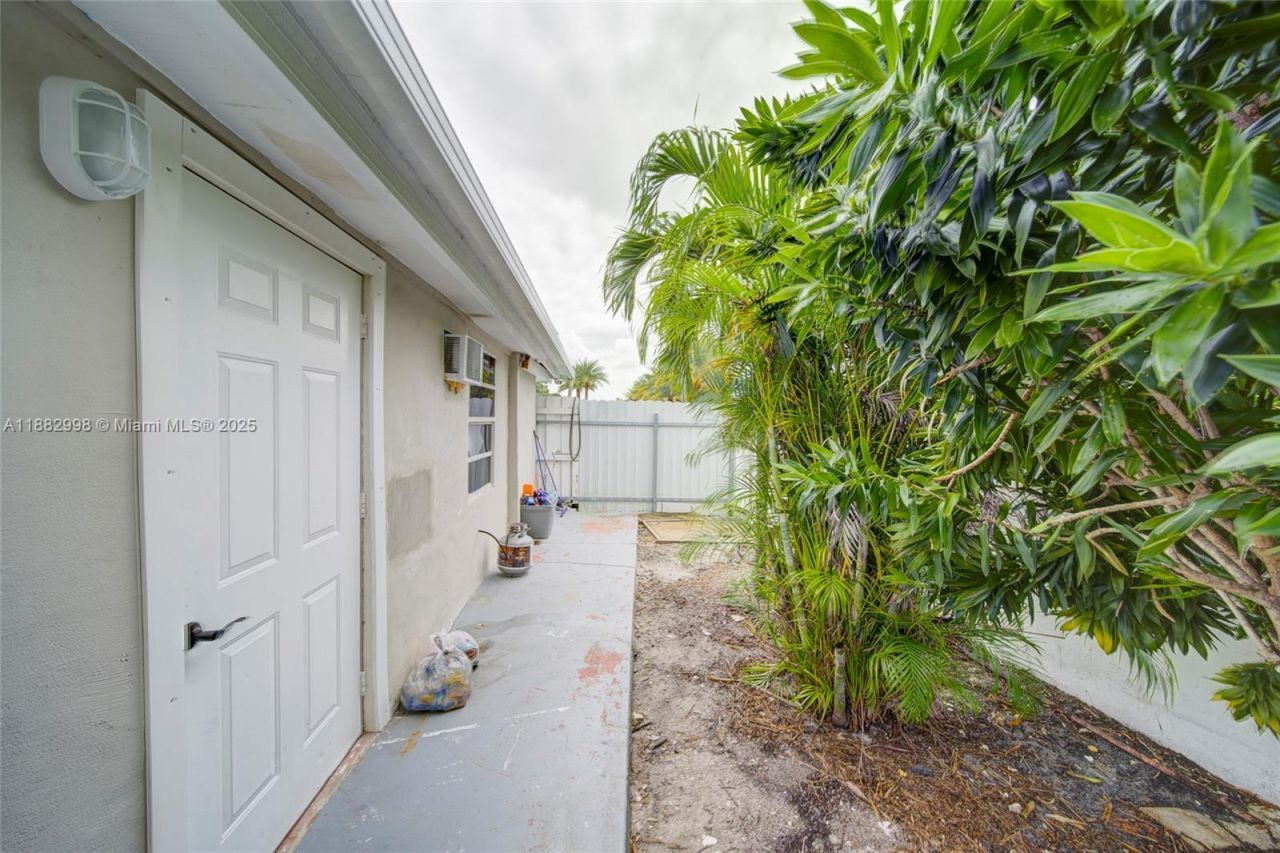 5040 NW 197 St, Miami, FL 33055 Photo