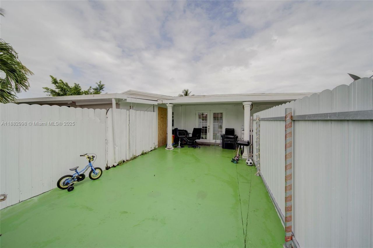 5040 NW 197 St, Miami, FL 33055 Photo