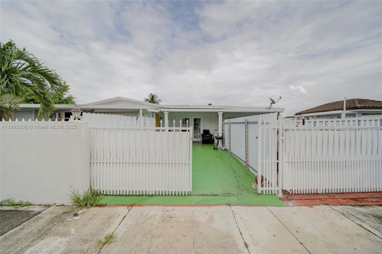 5040 NW 197 St, Miami, FL 33055 Photo