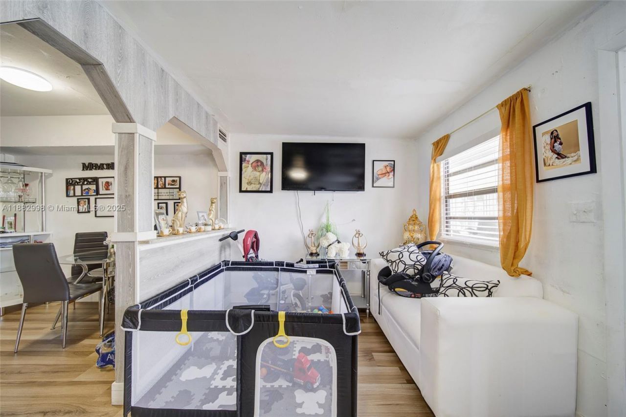 5040 NW 197 St, Miami, FL 33055 Photo