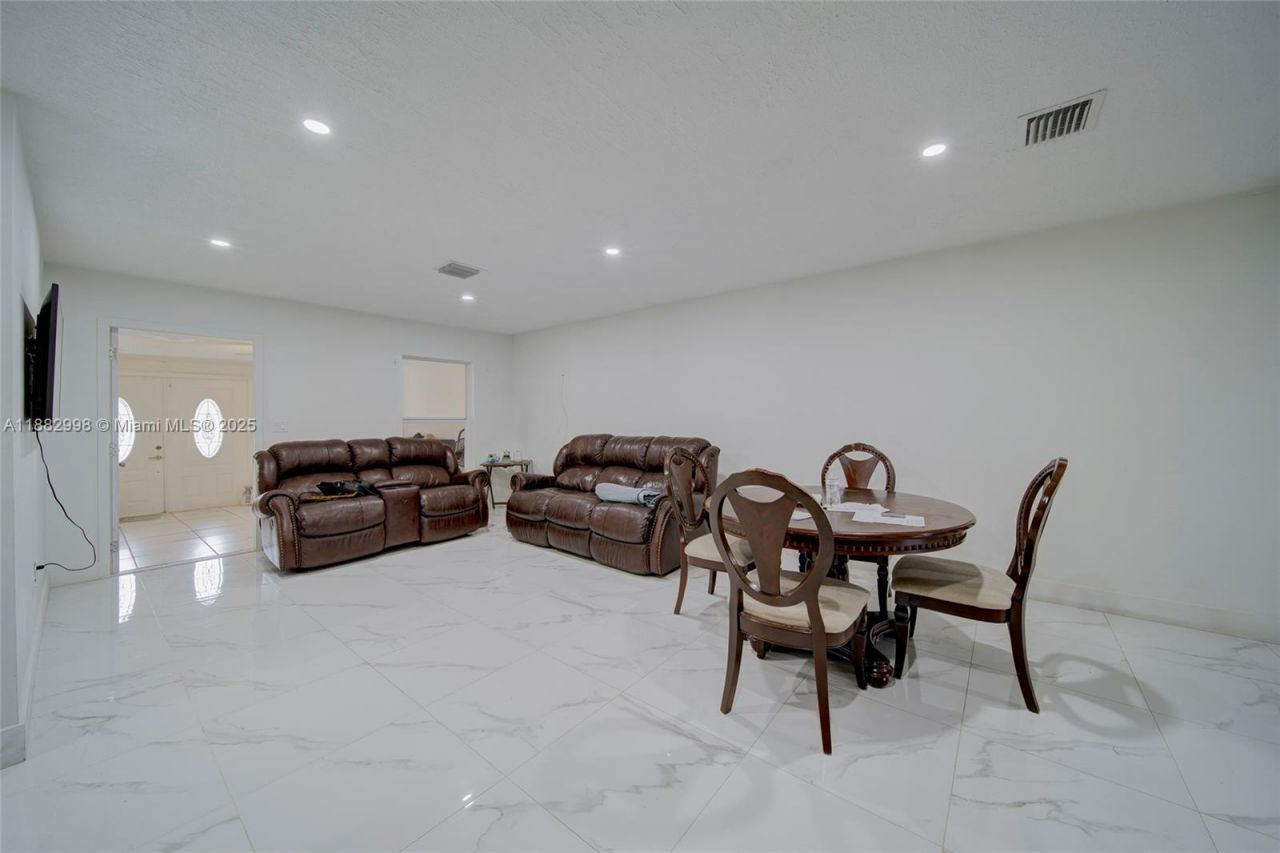 5040 NW 197 St, Miami, FL 33055 Photo