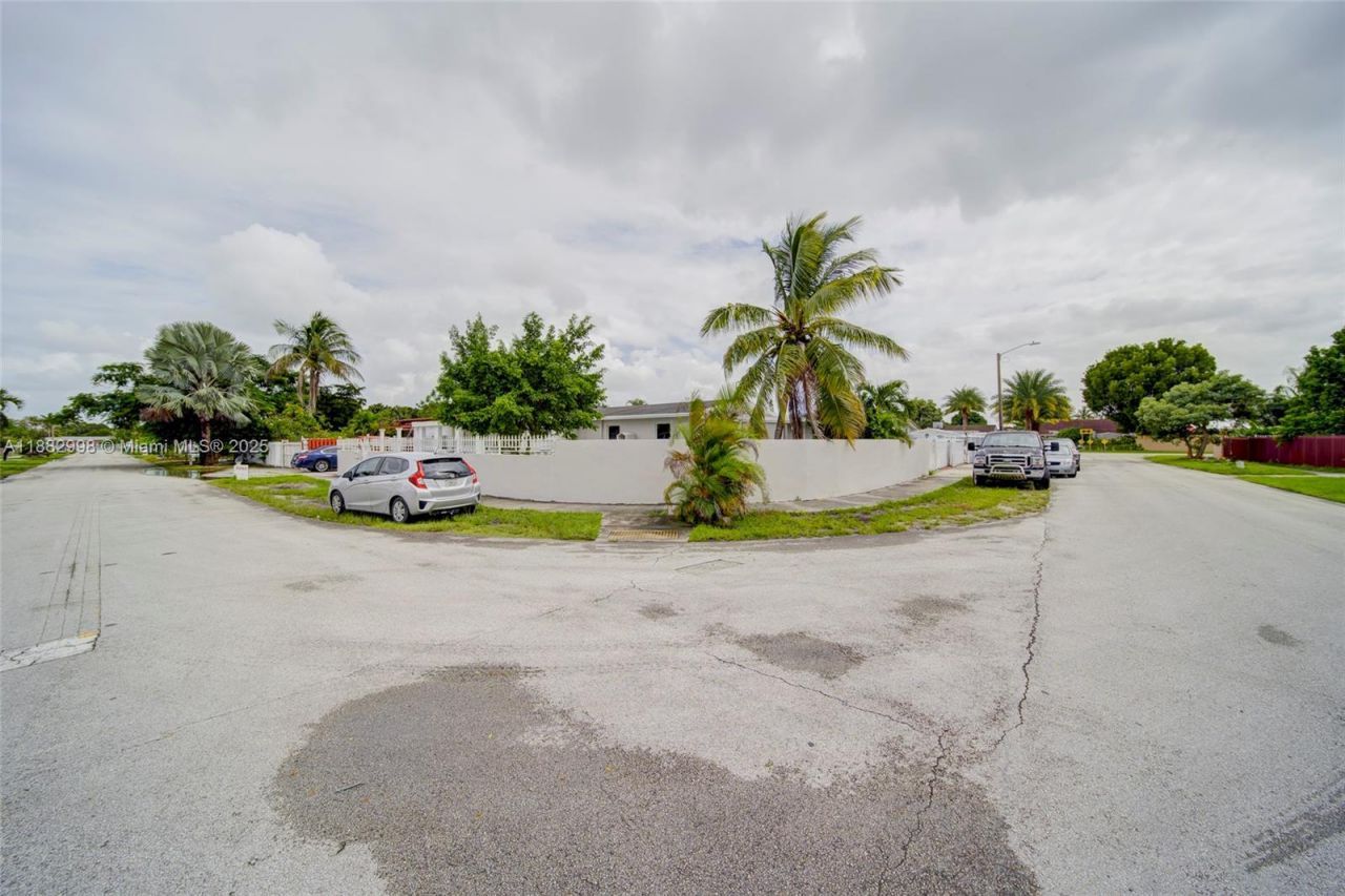 5040 NW 197 St, Miami, FL 33055 Photo