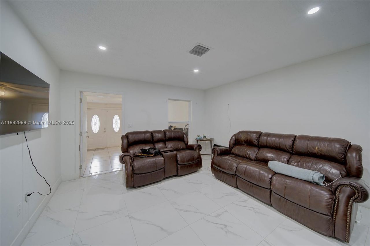 5040 NW 197 St, Miami, FL 33055 Photo