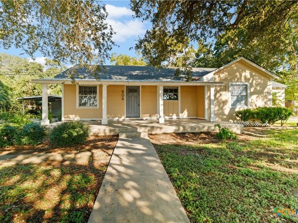 606 W Gayle Street, Edna, TX 77957
