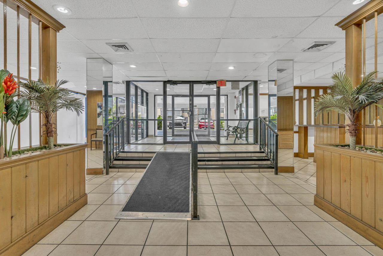 4166 Inverrary Drive, Unit 304, Lauderhill, FL 33319 Photo