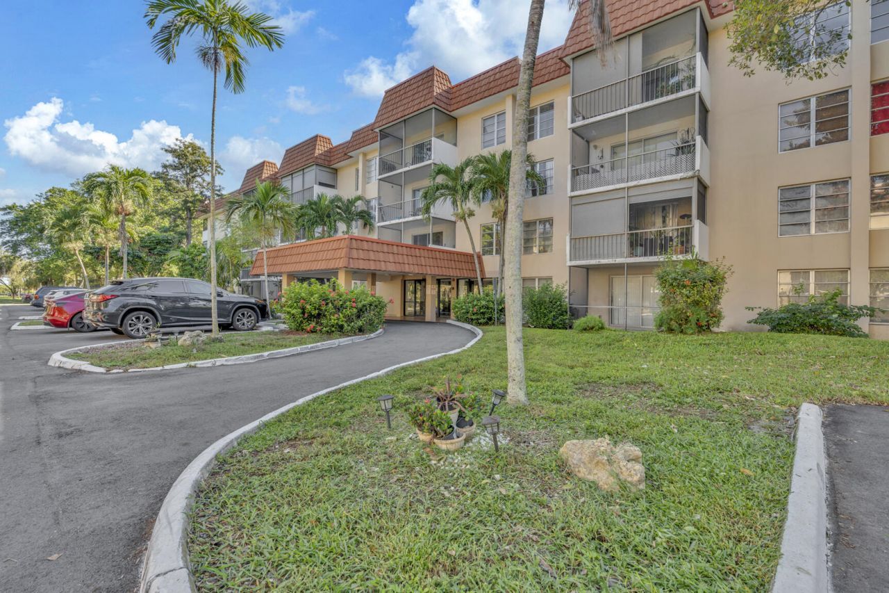 4166 Inverrary Drive, Unit 304, Lauderhill, FL 33319 Photo