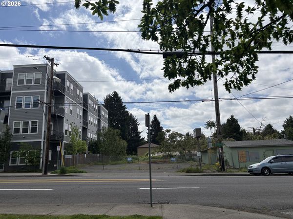 5842 E BURNSIDE ST, Portland, OR 97215