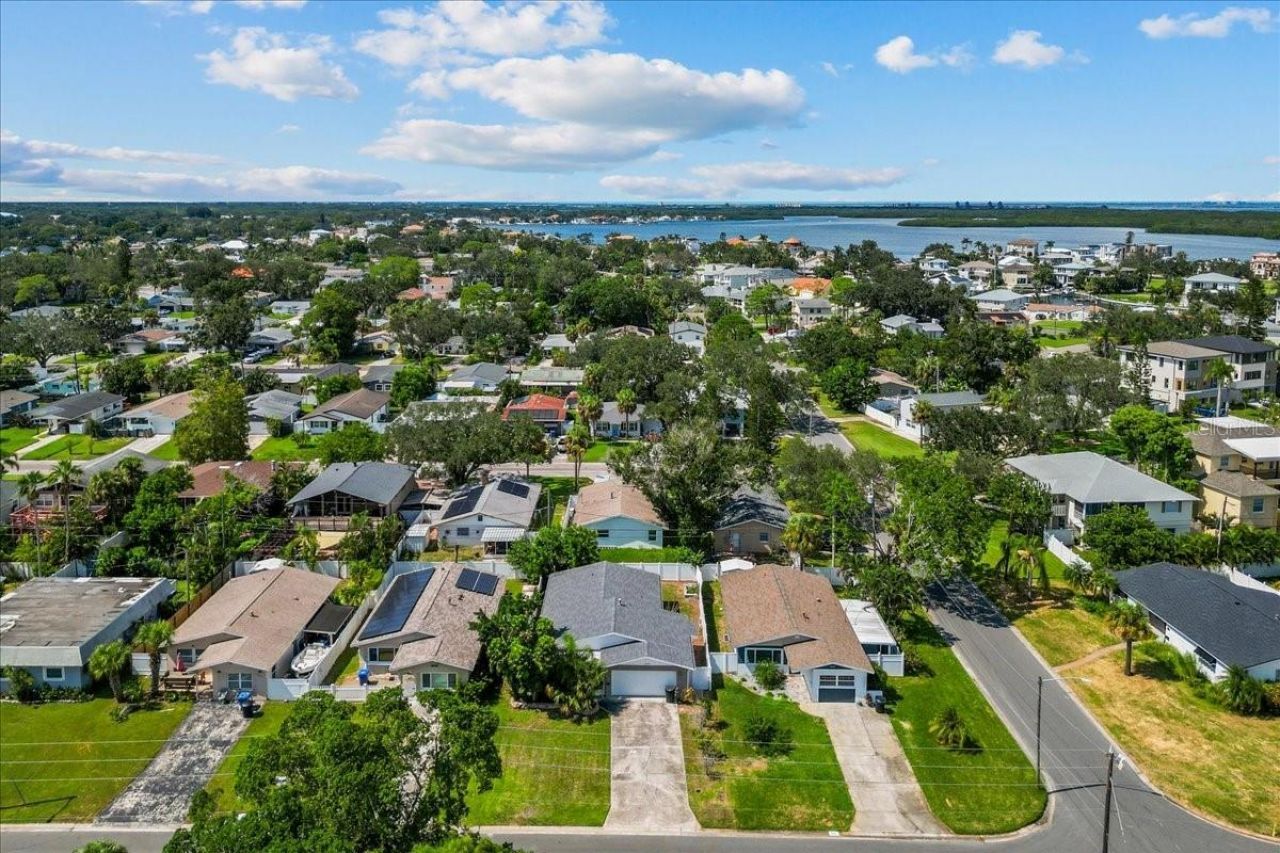 1889 Montana Avenue Ne, Saint Petersburg, FL 33703 Photo