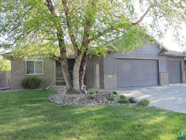 7512 W Stoney Creek St, Sioux Falls, SD 57106