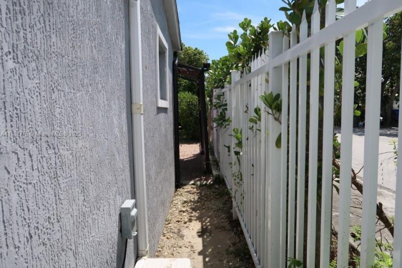 1336 NW 38th St, Unit 1, Miami, FL 33142 Photo