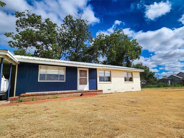 304 E Pierce Street, Winters, TX 79567