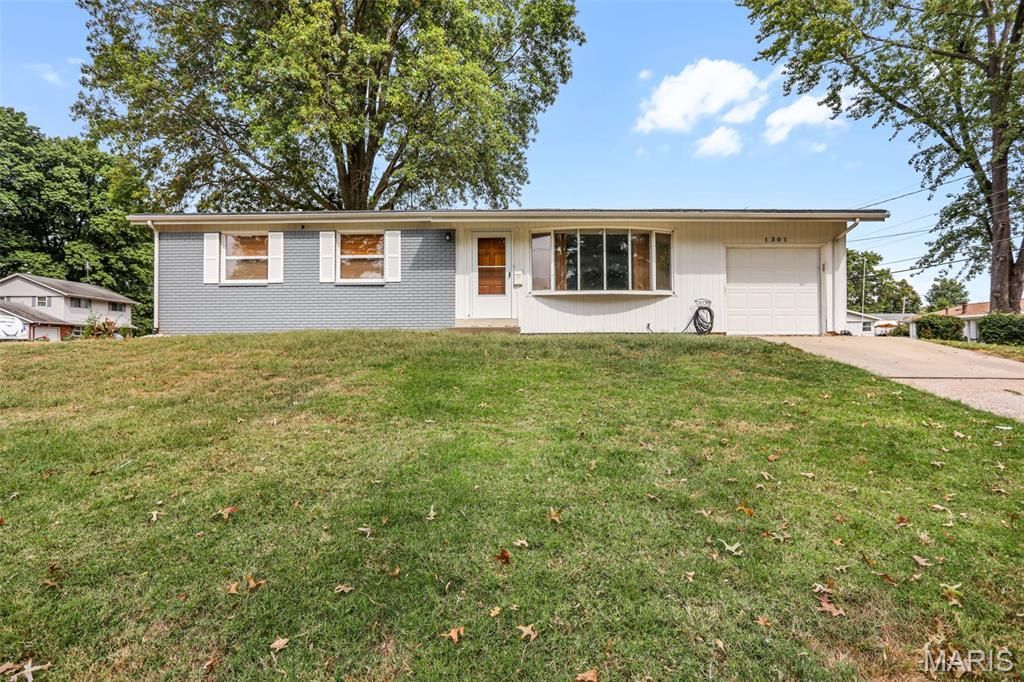 1301 Springfield Drive, Belleville, IL 62221 Main Photo