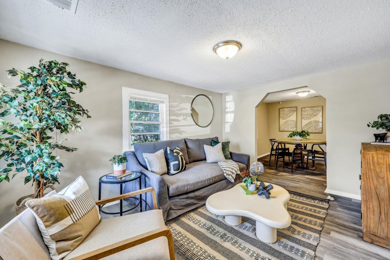 2016 Echo Avenue Photo 4