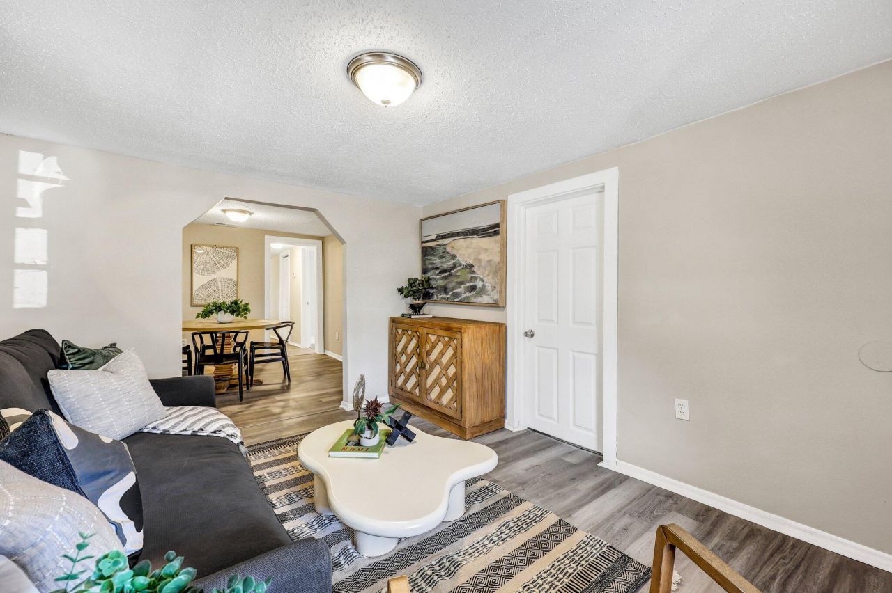 2016 Echo Avenue Photo 5