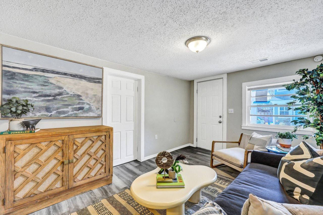 2016 Echo Avenue Photo 6