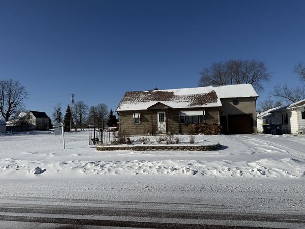 813 Hickory St -, Mauston, WI 53948