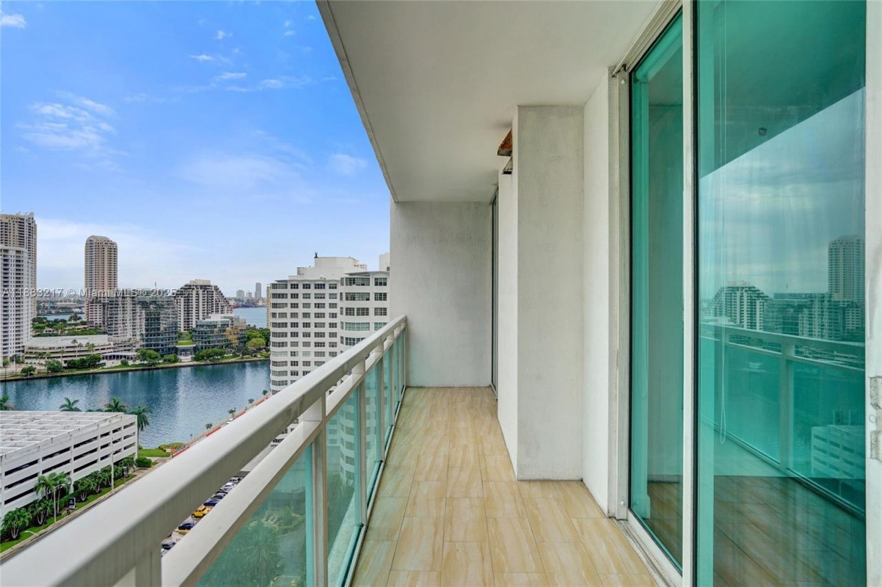 950 Brickell Bay Dr, Unit 1704, Miami, FL 33131 Photo