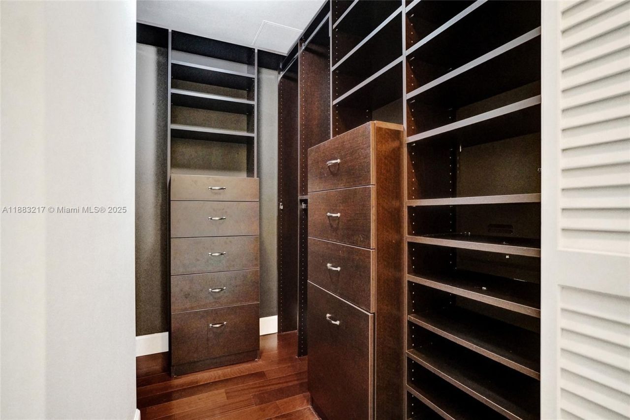 950 Brickell Bay Dr, Unit 1704, Miami, FL 33131 Photo