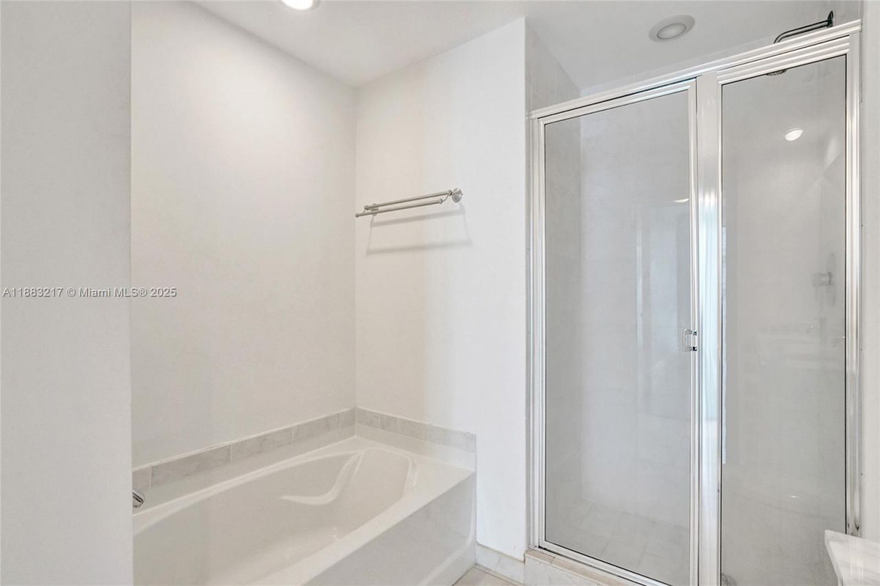 950 Brickell Bay Dr, Unit 1704, Miami, FL 33131 Photo