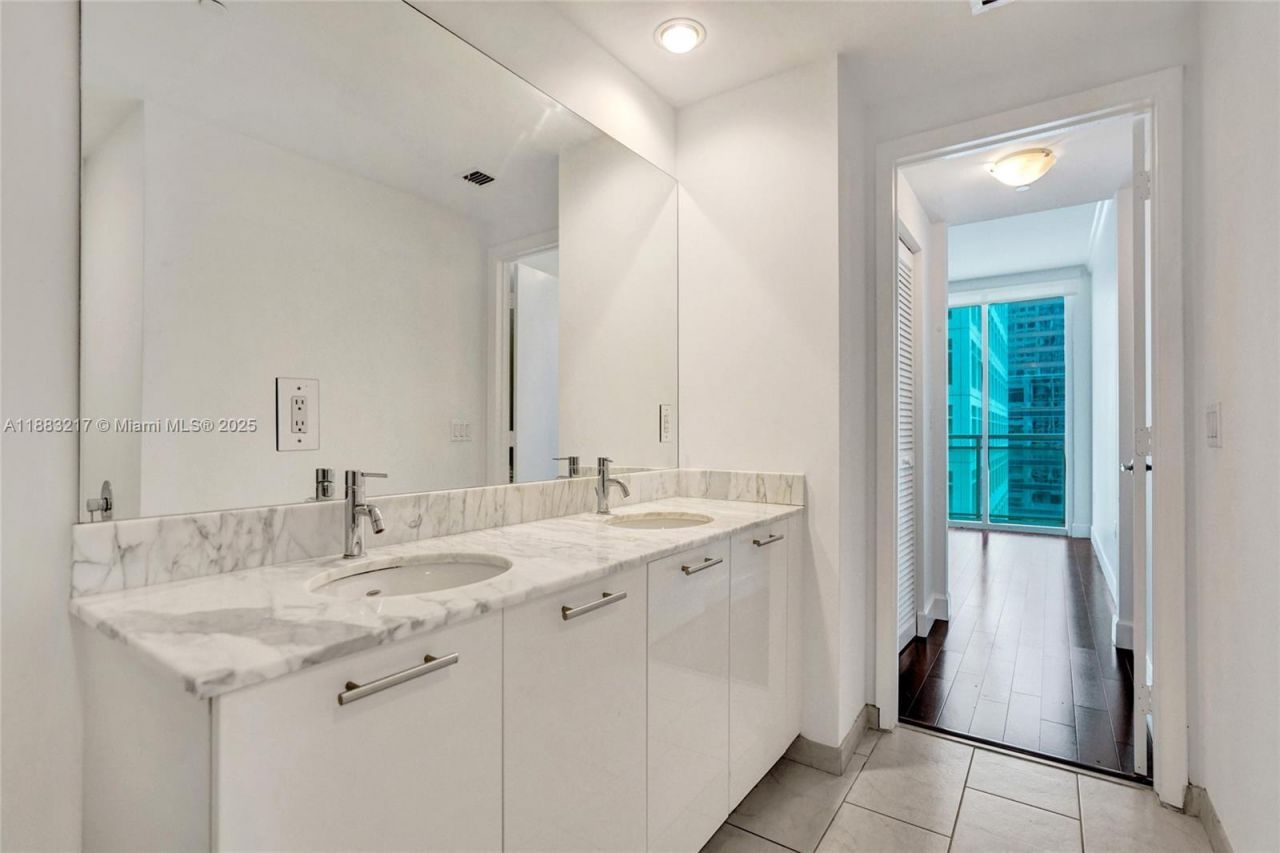 950 Brickell Bay Dr, Unit 1704, Miami, FL 33131 Photo