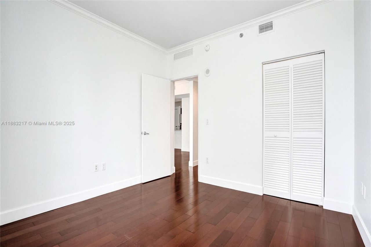 950 Brickell Bay Dr, Unit 1704, Miami, FL 33131 Photo