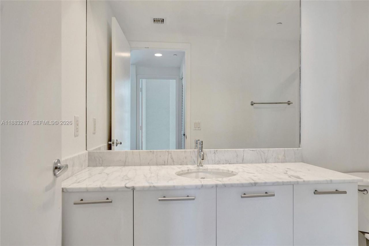 950 Brickell Bay Dr, Unit 1704, Miami, FL 33131 Photo