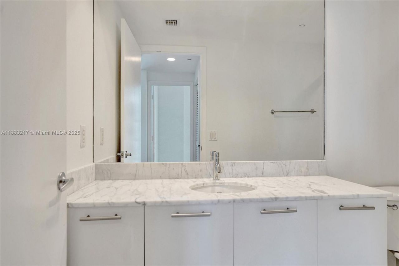 950 Brickell Bay Dr, Unit 1704, Miami, FL 33131 Photo