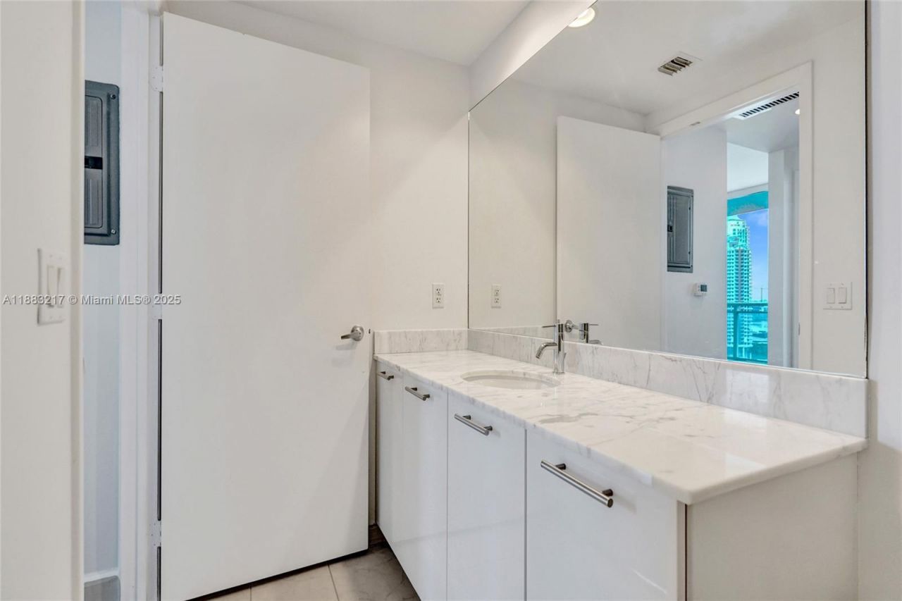 950 Brickell Bay Dr, Unit 1704, Miami, FL 33131 Photo