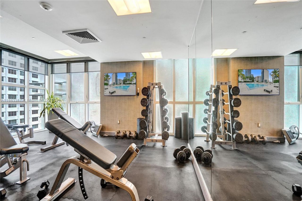 950 Brickell Bay Dr, Unit 1704, Miami, FL 33131 Photo