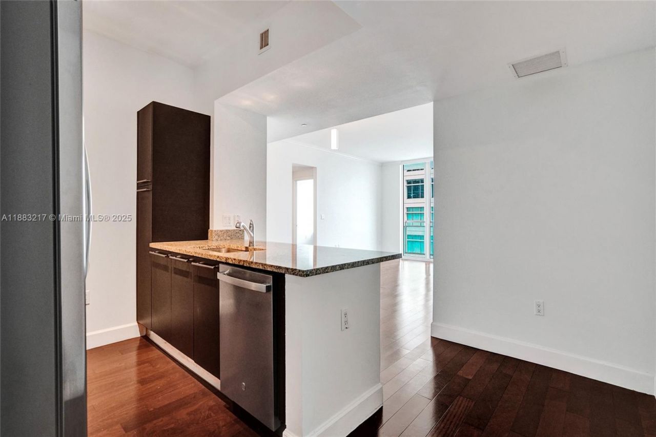 950 Brickell Bay Dr, Unit 1704, Miami, FL 33131 Photo