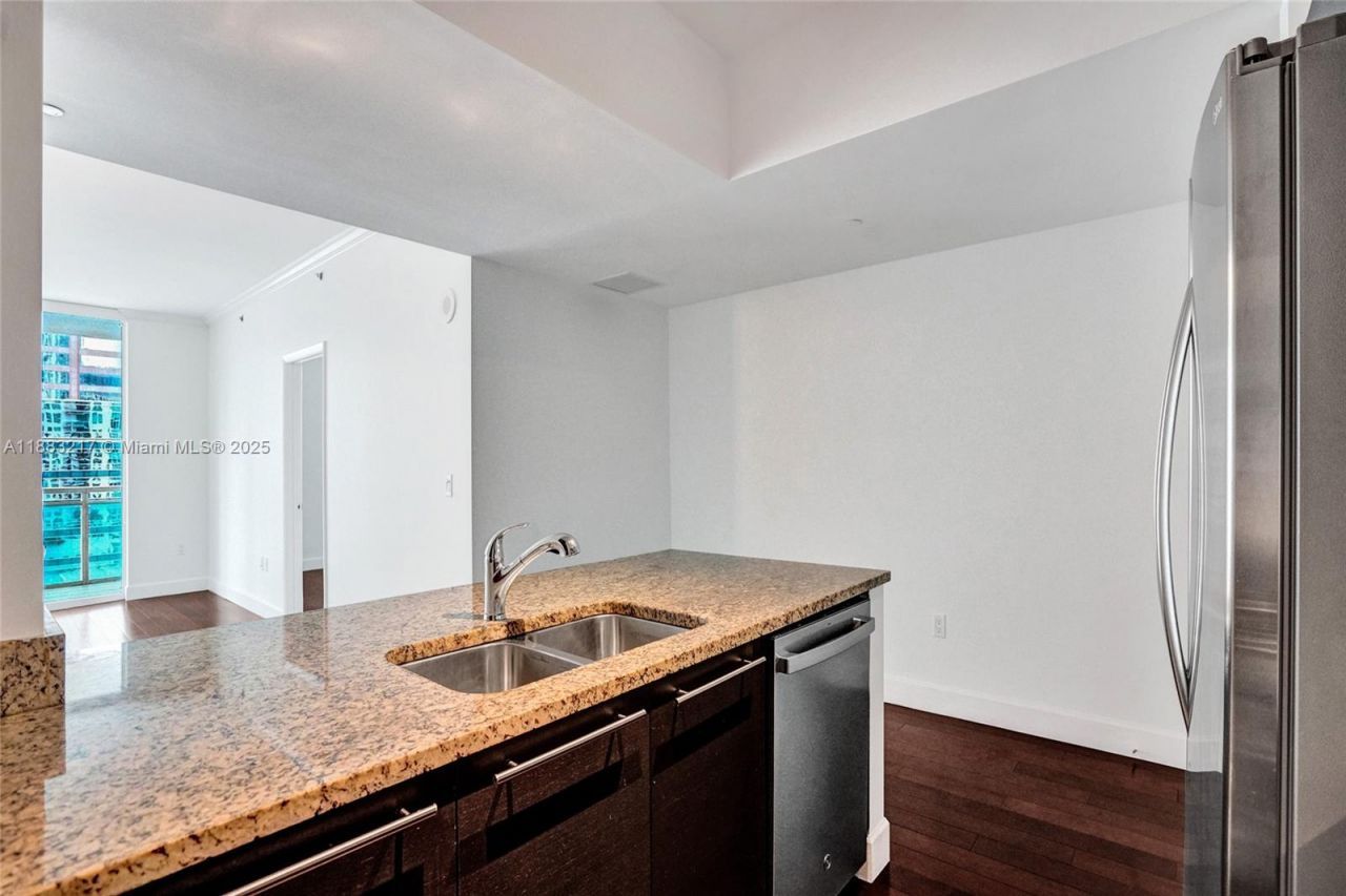 950 Brickell Bay Dr, Unit 1704, Miami, FL 33131 Photo