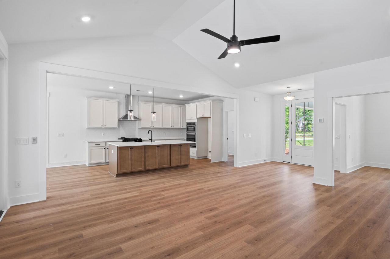 4 Grooms Road Photo 7