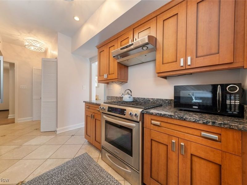 2808 Van Aken Boulevard, Unit 1, Cleveland, OH 44120 Photo 23