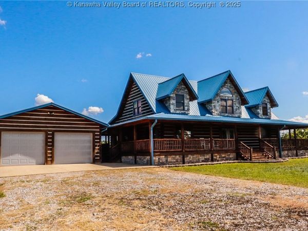 411 Foxtrot Road, Looneyville, WV 25259