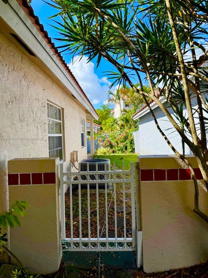 1321 N Seagrape Circle, Weston, FL 33326 Photo