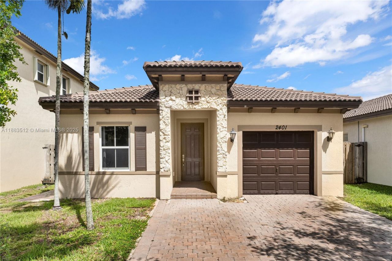 2401 NE 4th St, Homestead, FL 33033 Main Photo
