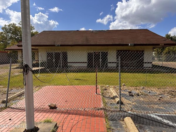2435 Livingston Road, Jackson, MS 39213