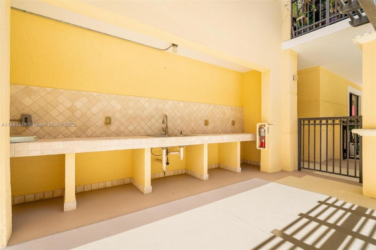 8390 SW 72nd Ave, Unit 314, Miami, FL 33143 Photo