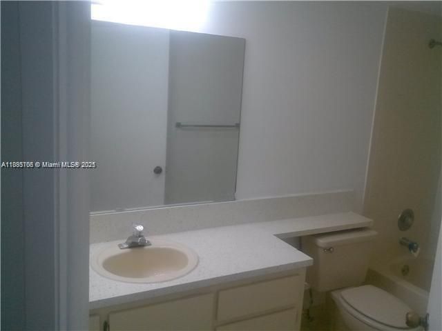 8290 Lake Dr, Unit 250, Doral, FL 33166 Photo