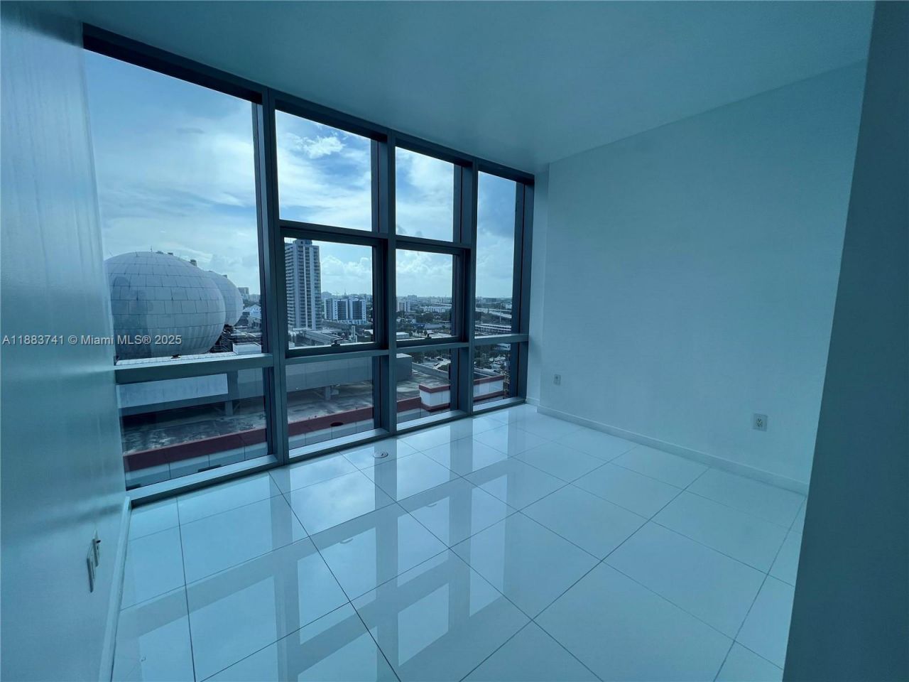 851 NE 1st Ave, Unit 1208, Miami, FL 33132 Photo