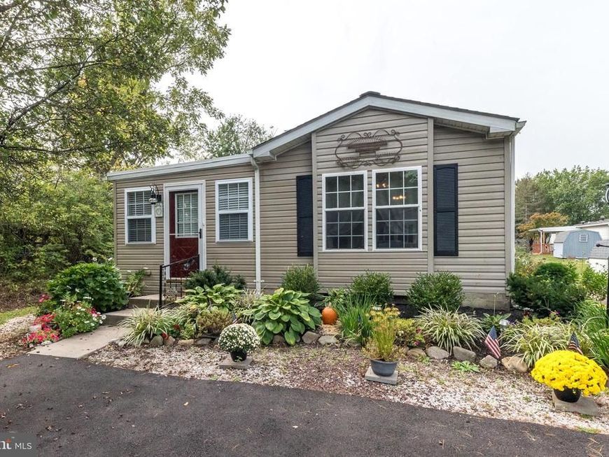 25 Chestnut Court E, Harleysville, PA 19438 Main Photo