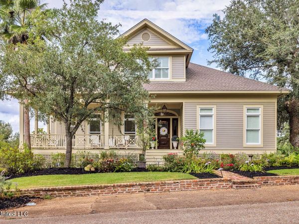 207 Washington Avenue, Ocean Springs, MS 39564