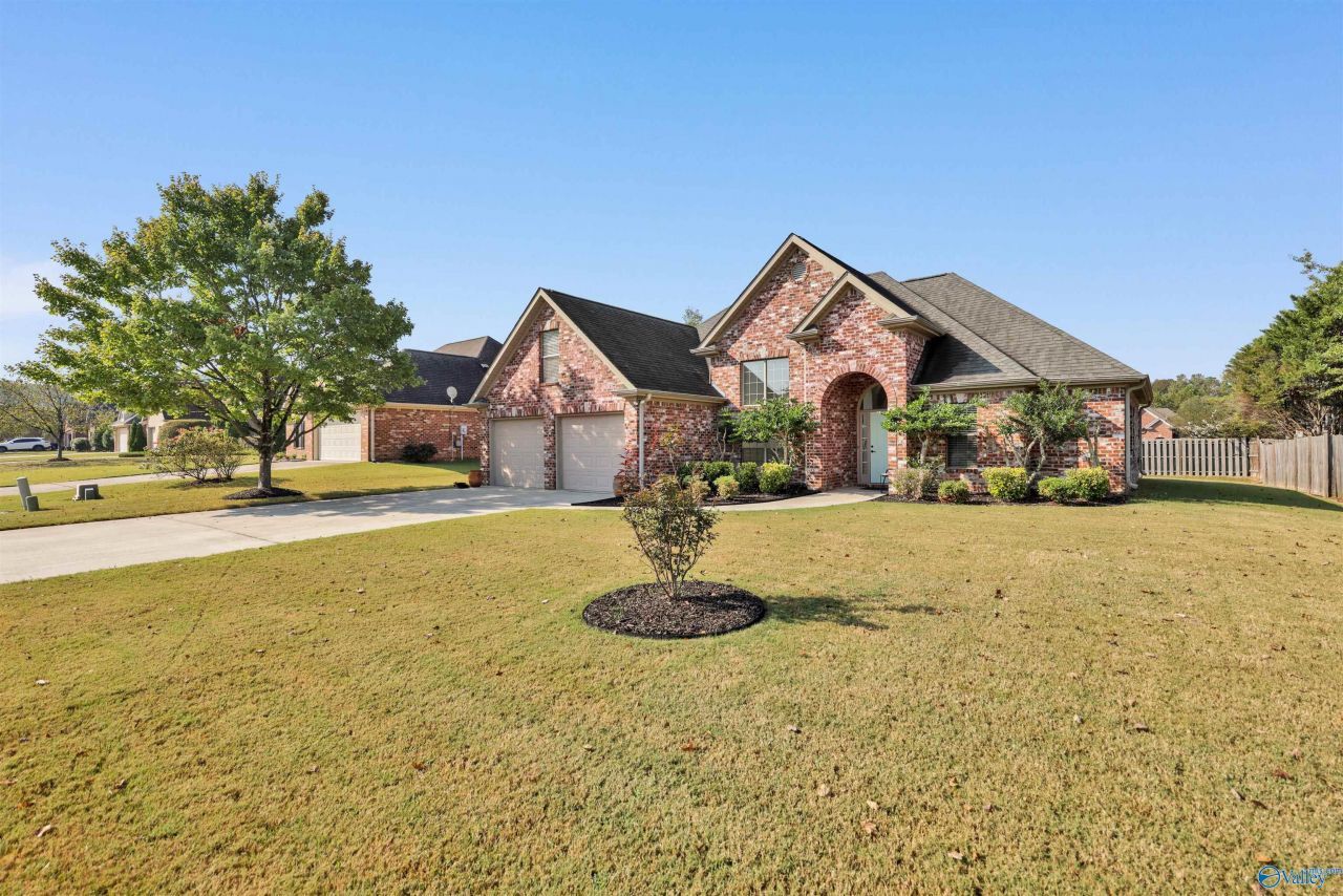 208 Queens Gate, Maylene, AL 35114 Main Photo