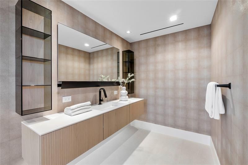 2880 NE 28th St, Fort Lauderdale, FL 33306 Photo