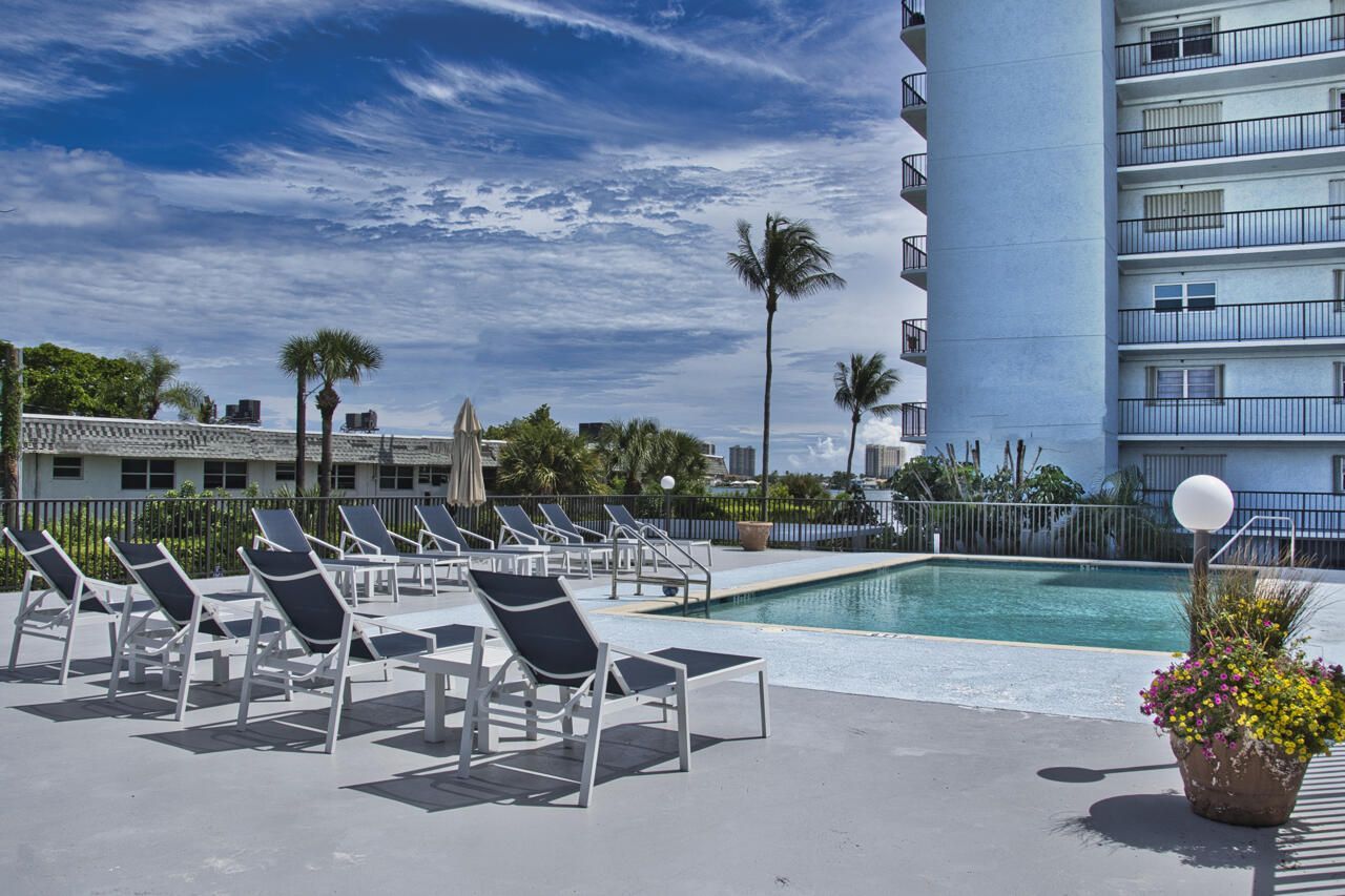 3040 Lake Shore Drive, Unit 305, Riviera Beach, FL 33404 Photo