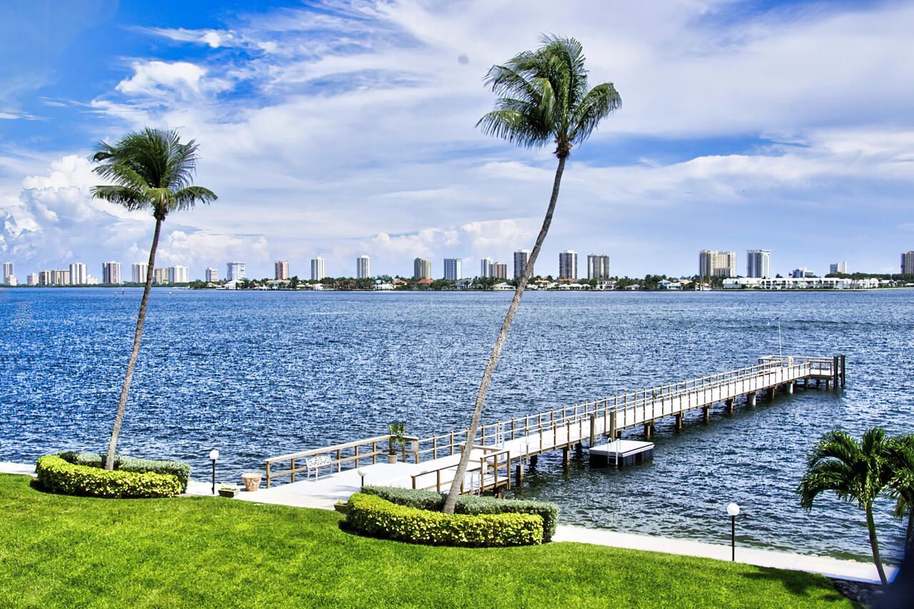 3040 Lake Shore Drive, Unit 305, Riviera Beach, FL 33404 Photo